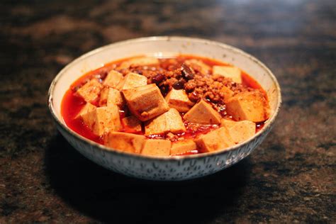  Spicy Mapo Tofu - Ein Feuerwerk der scharfen Aromen trifft auf die cremige Seide des Tofu!