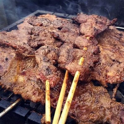  Suya: Eine würzige Reise in die kulinarische Seele von Uyo! Suya, ein köstliches geröstetes Fleischgericht aus Nigeria, verführt mit seiner pikanten Würzung und dem unverwechselbaren Raucharoma.