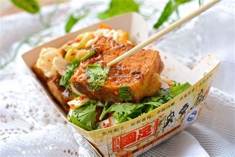  Hengyang Stinky Tofu: Ein unvergessliches Aromaerlebnis voller würziger Umami-Noten!