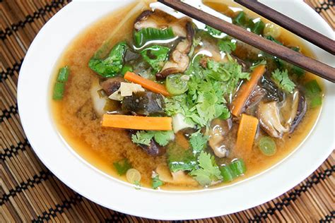  Quzhou Shiitake Pilzsuppe: Ein schmackhaftes Abenteuer für die Sinne - Mit einer Prise Umami und dem zarten Duft der Wildnis!